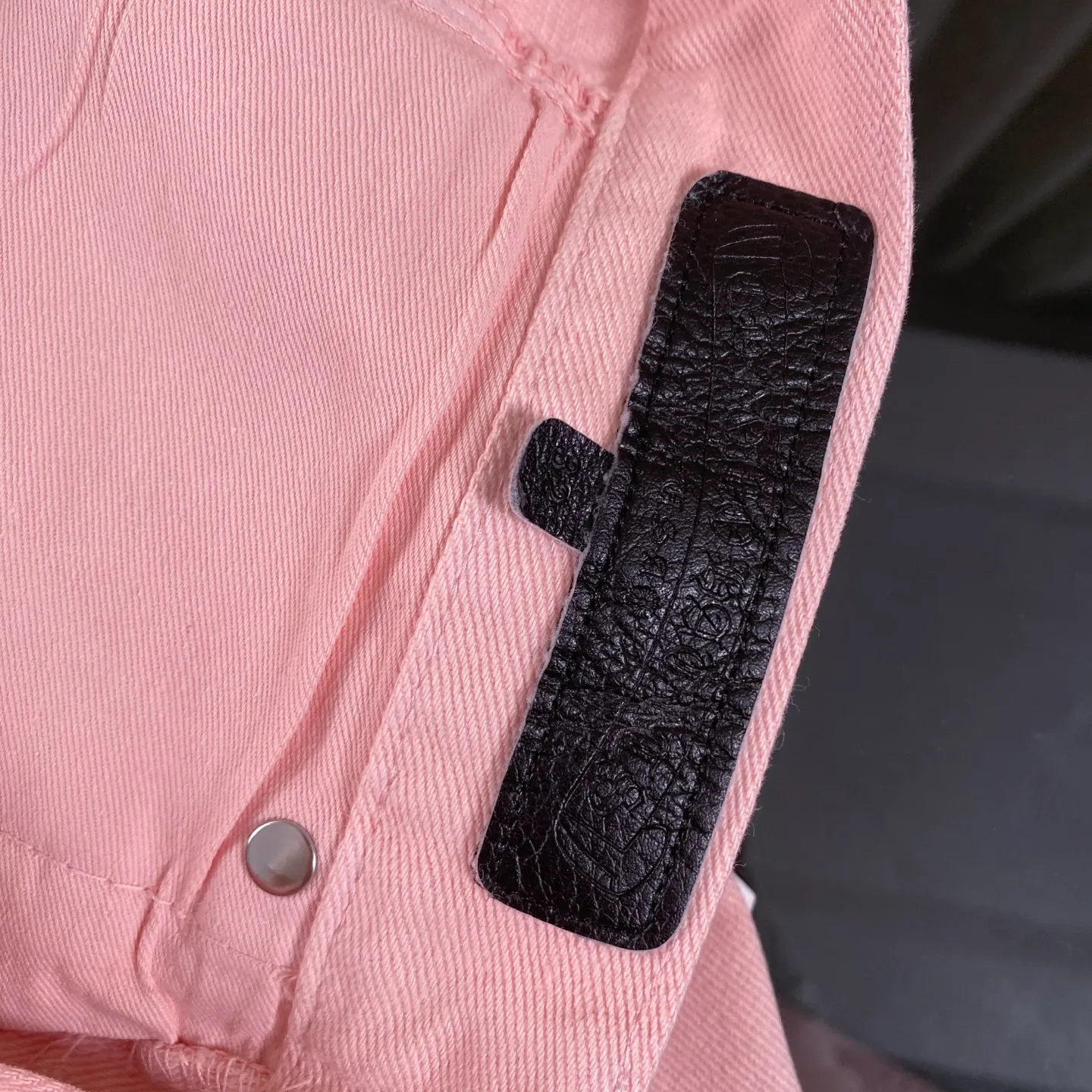 P250 CH Chromehearts 2025 new limited white cross leather couple style washed loose pink jeans 💜 Top quality ceiling quality styles with different washed textures, very friendly to people with thin legs and thick legs, the straight and loose version is very flattering to the leg shape. Moderate length that never goes out of style, easy to match with casual, basic styling for various styles, a must-have in the wardrobe! The fabric is stiff but also makes the upper body soft without losing texture. The washing process is even more perfect. It is a must-have item for everyone! ! ! Washed wheat, hang tag, pants label, complete with three labels, color: pink, size: 28, 30, 32, 34